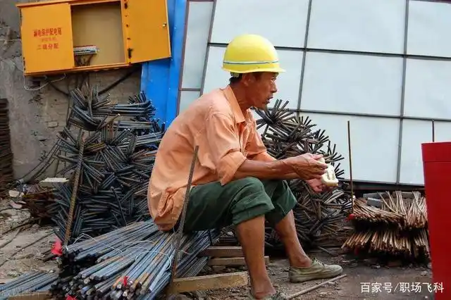 农民工参加家长会,嗓门大被众人嘲笑,班主任点名后全场惊讶