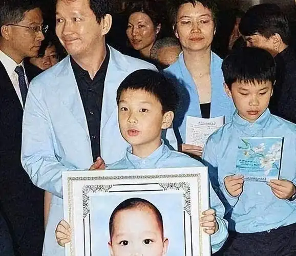 廖启智一生育有三子,但最小的儿子却因病去世,事业无法开花,生活更是
