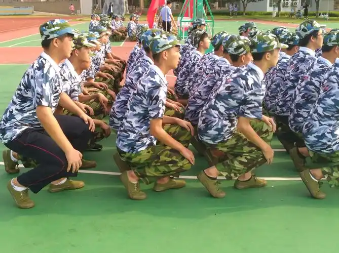 一个下蹲,一个军姿