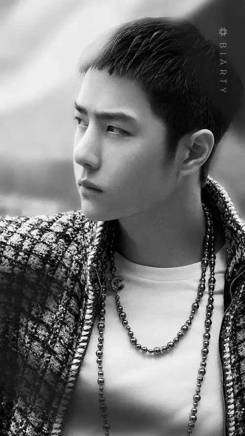 香奈儿高级手工坊晚宴 yibo官图 修图寸头配香,潮酷～ @uniq-王一博