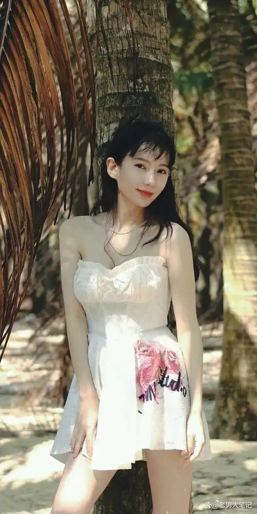 刘萌萌穿白色少女裙,32岁如少女,还记得爱情公寓里的诺澜吗?