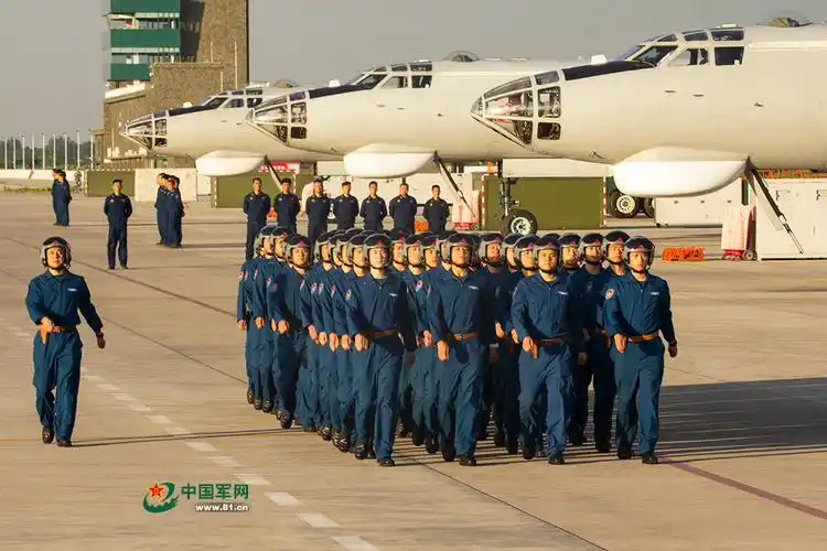 重温入党誓词,向党旗宣誓……航空兵哥哥们这样为空军庆生 - 中国军网