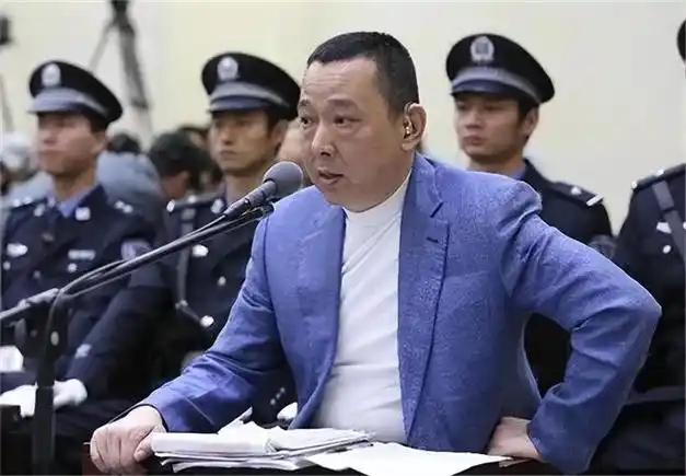 2015年,身家400亿的刘汉被判死刑后,在押赴刑场时神情恍惚
