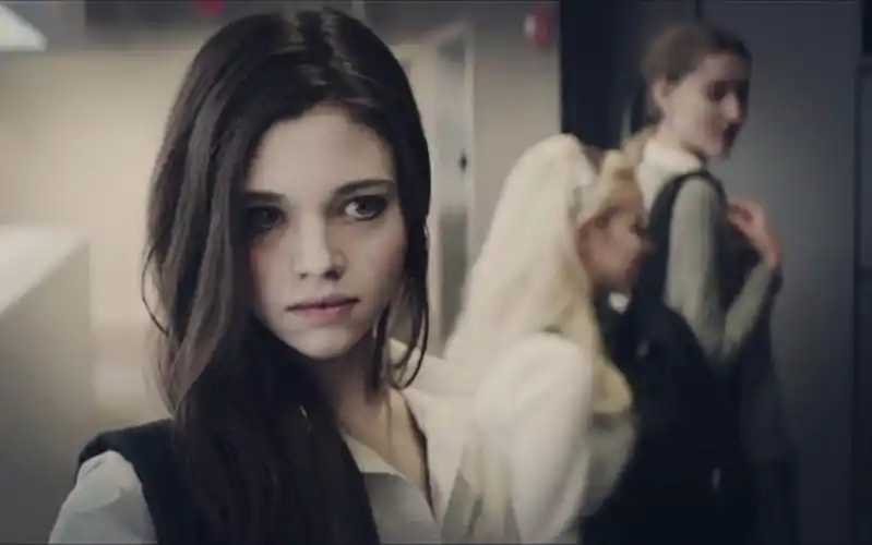 影sir少女遭同学冰上拖行虐待唤醒镜中人逐一复仇8分钟看完镜中人