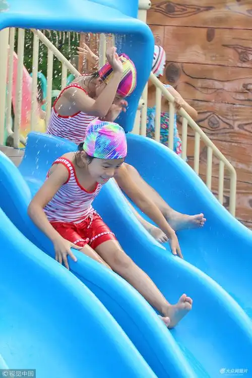 烟台小朋友们盛夏戏水享受清凉畅快暑假