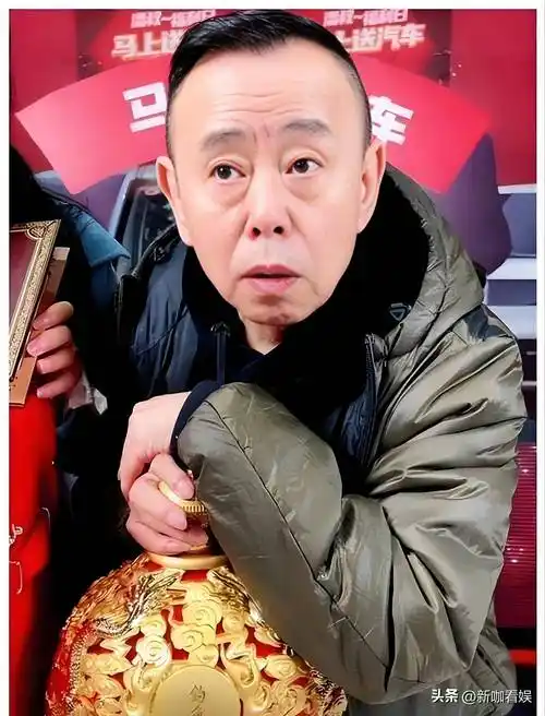 68岁潘长江跳扫腿舞,面相都"变"了,满脸都是对票子的渴望?