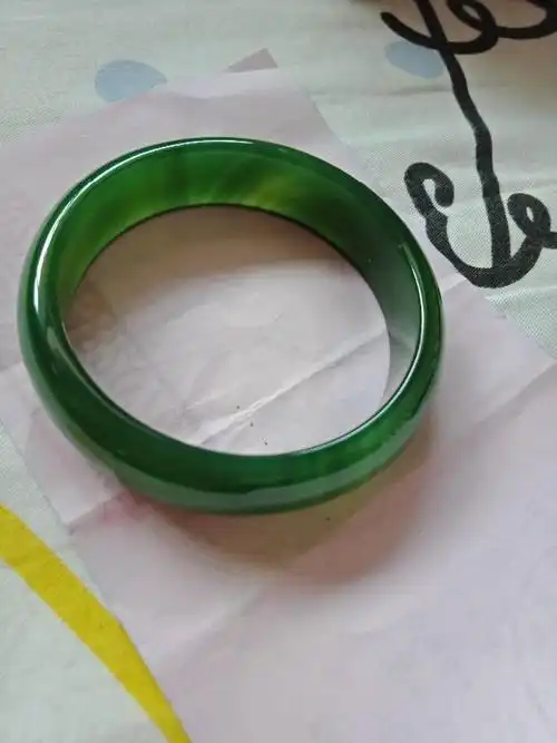 我在西安买了绿玉髓手镯760块钱,在灯下能看到一些条纹,不知真假,专家