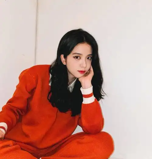 金智秀大红开衫配吊带裙复古性感 秒变"港风美人" 明星搭配 第7张