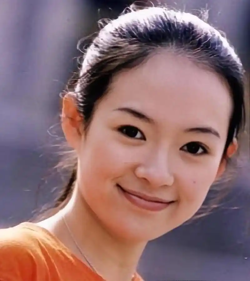 章子怡旧照,眉清目秀气质清纯,笑容甜美,最后一张更是美到极致