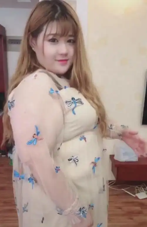 300斤胖女孩做直播,因五官清秀走红,网友:嫁给我吧