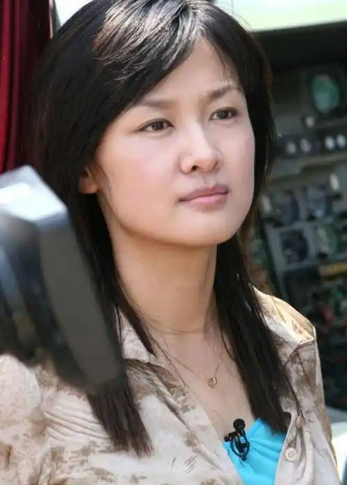 前电视主持人李小萌不顾形象,蹲地上吃盒饭,和王芳一样卖书赚钱_离开