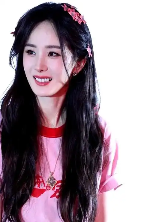 杨幂咧嘴微笑时故意遮脸,手放下那一瞬,才明白她的原因