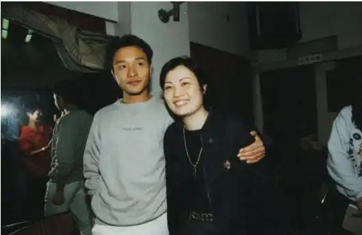 2003年张国荣留8字遗言,陈淑芬闻讯赶来,用风衣护住他最后尊严