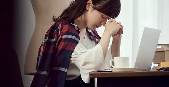 电脑女人低头低头思考的青年女性背景