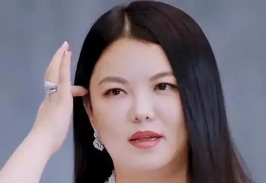 李湘近照发福严重,现身戛纳气场不输巩俐!手上超大钻戒抢镜!