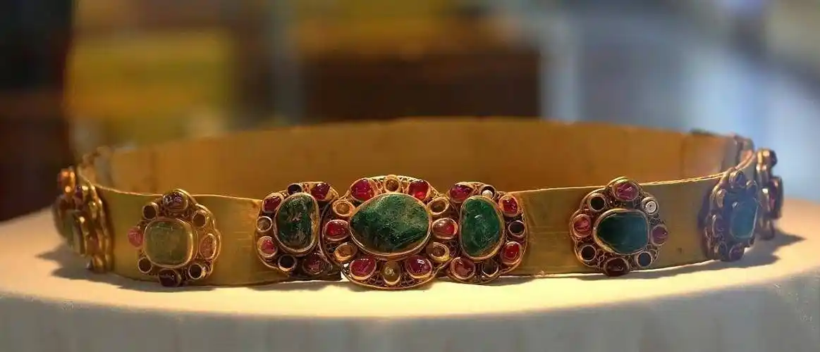 定陵出土的文物:当年看着丝织物消失束手无策,图8龙袍发黑变脆