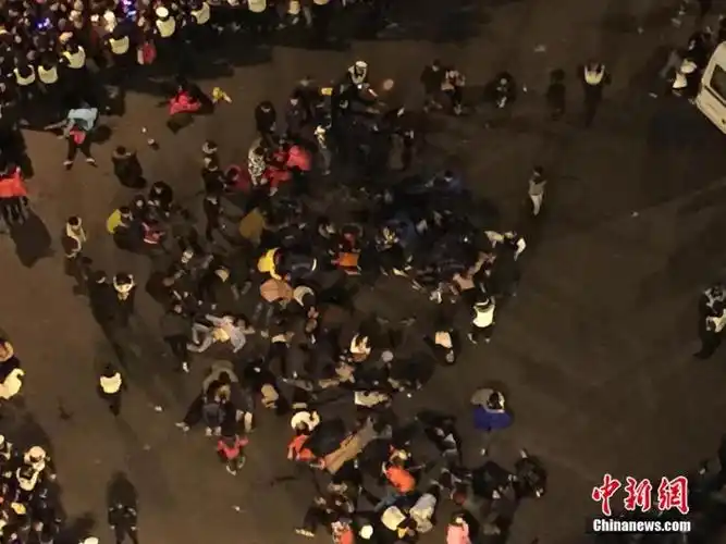 上海外滩发生拥挤踩踏事故 35人死亡43人受伤[53p]