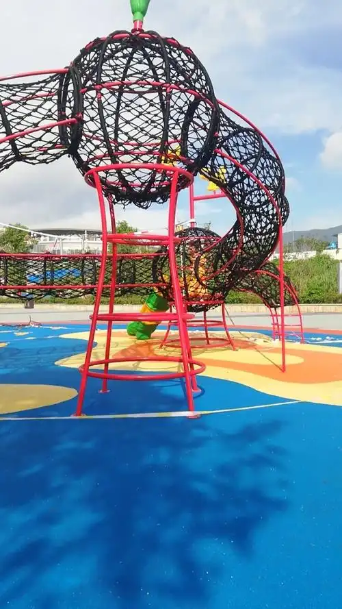 都是在福州儿童公园,王府井百货豆豆乐园,温泉公园,东街口玩滑滑梯