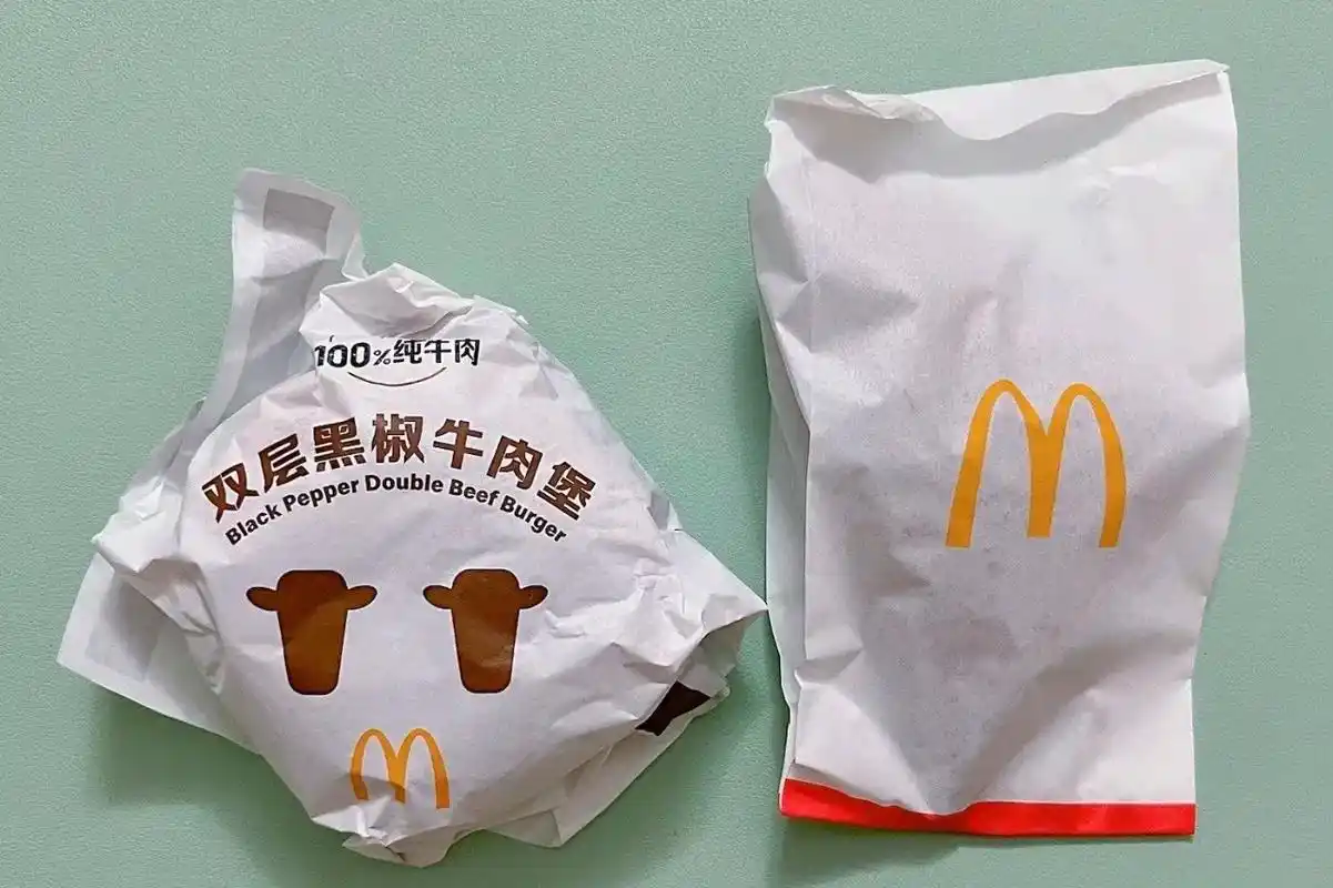 麦当劳双层黑椒牛肉汉堡.