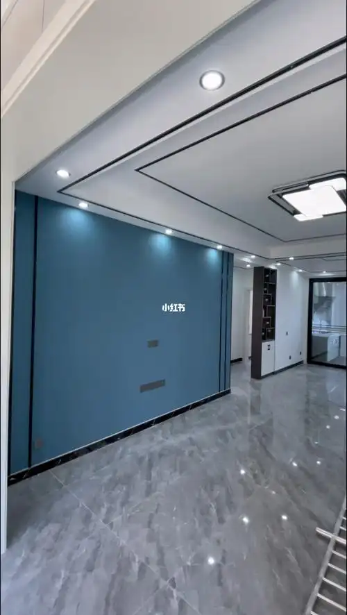 电视墙钛金条搭配壁布