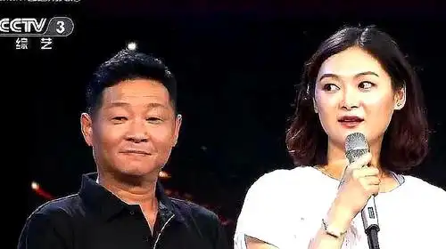 "三德子"赵亮带小16岁老婆上台,1米8高的老婆好漂亮!