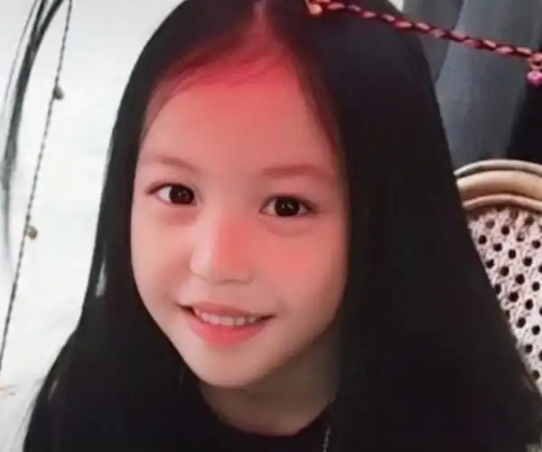 有一张照片疑似是小四月的近照,小姑娘的五官已经张开了很多,越来越