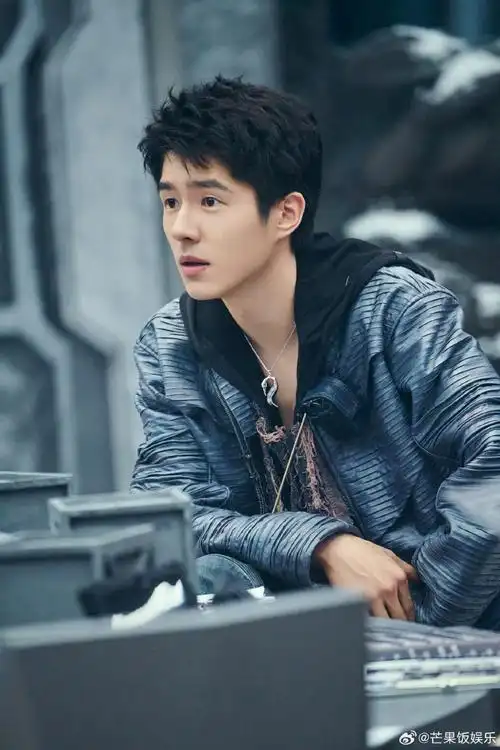 刘昊然皮衣机车风造型帅的很轻松##魔方新世界