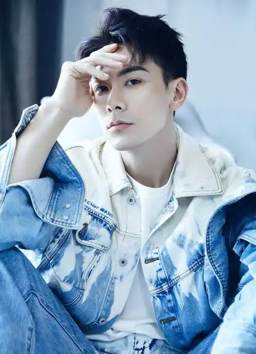 戴向宇化身夏日清爽蓝朋友出席甜蜜宠粉见面会