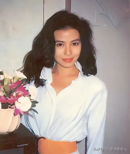 不得不说,钟楚红的长相是有几分混血感的,她不是那种精致的长相,反而