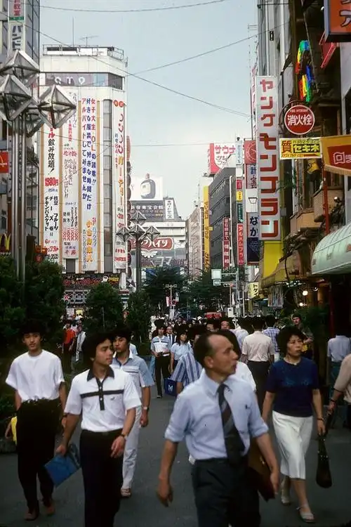老照片 1982年的日本 好整洁的街道|广告牌|人流|东京_网易订阅