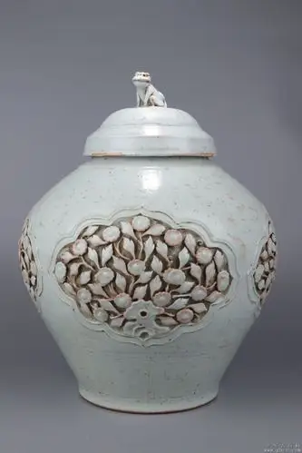 元代:卵白釉贴塑四季花卉纹盖罐