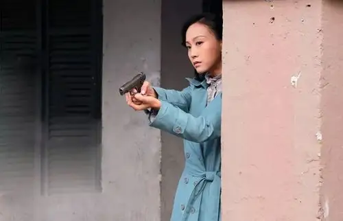 当然了,吸引小编的除了精彩的剧情,还有一个人,那就是剧里唯一的女