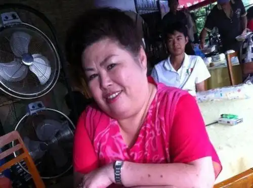 56岁的"富婆女",进入娱乐圈30年仍单身,只因男友骗走她5万块