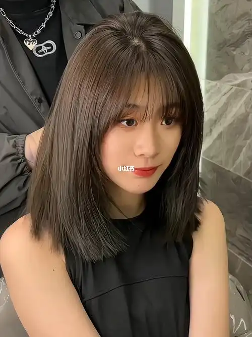 圆脸女生适合的发型