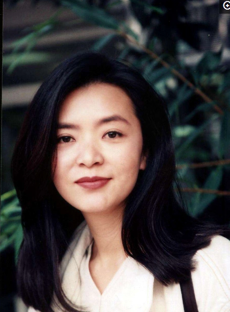 影视界人气日益繁茂的演员的余小雪不休低调, 在16年前悄然地皈依佛教