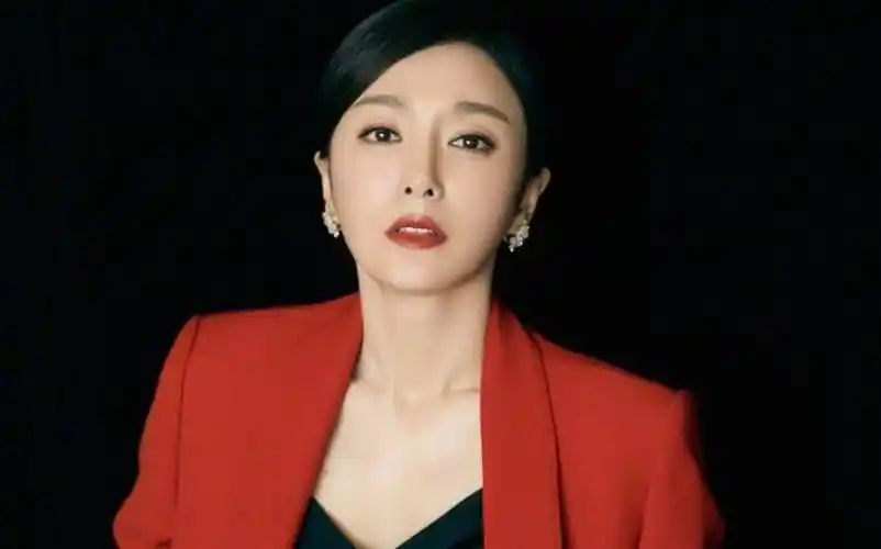 秦岚:为黄晓明不惜赔偿千万,给陆川散尽家财,如今年过40仍单身_感情