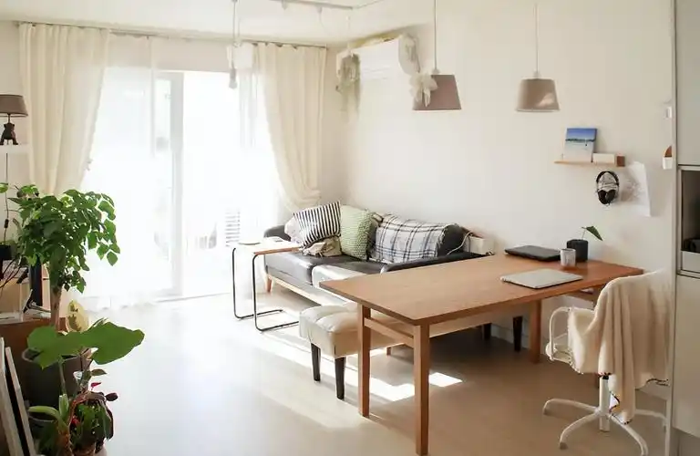 采光很棒,阳光透过落地窗撒进室内,有种说不出的温暖平静.