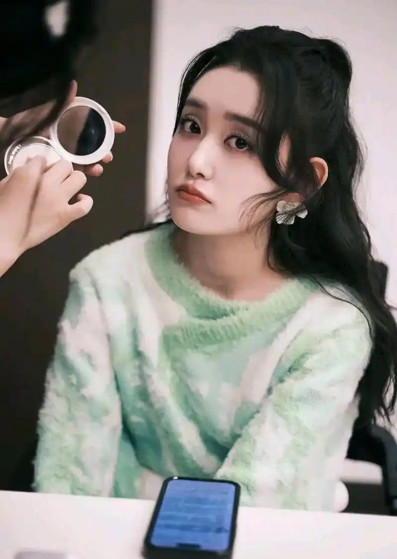 蒋依依,一张国泰民安的脸  感觉张子枫和李兰迪他们颜值都差不多啊!