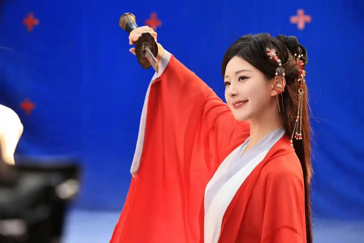 赵露思红衣古风造型,俏皮可爱好甜美!