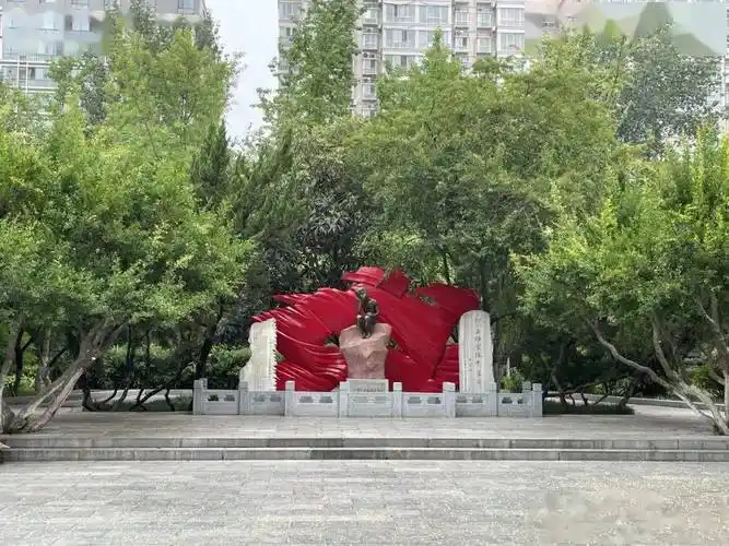 革命烈士宋振中——"小萝卜头"塑像广场位于莲湖公园内,于1989年5月20