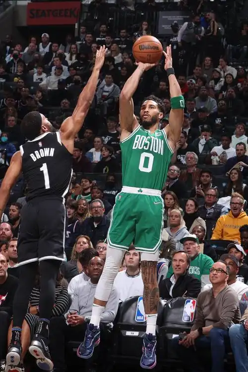 塔图姆就全场砍下39分5篮板6助攻6抢断,投篮29投13中,三分球13投4中