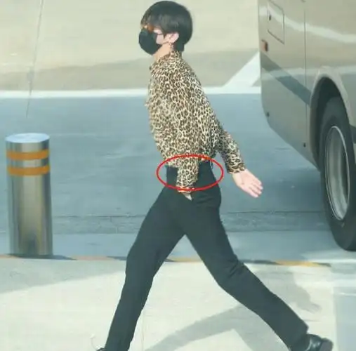 蔡徐坤豹纹装路透出图,无精修滤镜,这个状态是认真的吗?