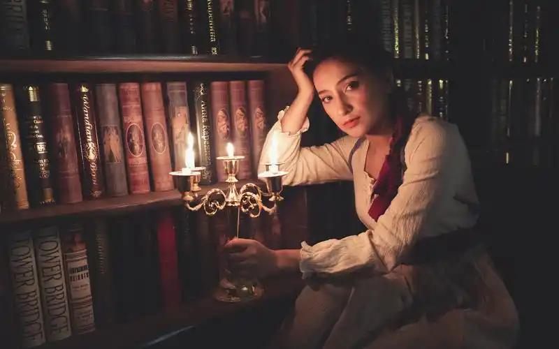 壁纸 复古风格的女孩,蜡烛,火焰,书籍 5120x2880 uhd 5k 高清壁纸