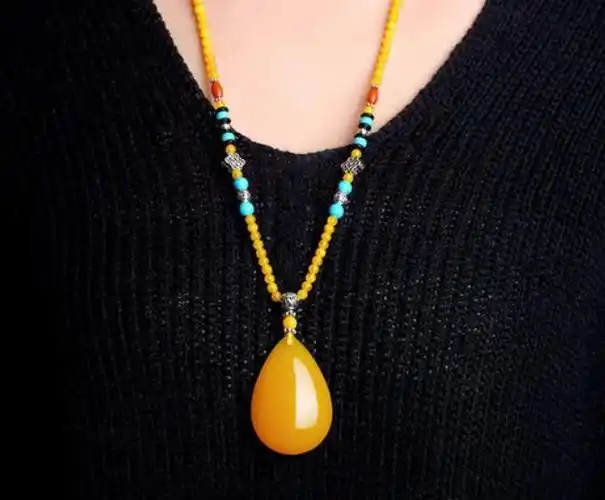 女人佩戴蜜蜡项链图片及好处有哪些