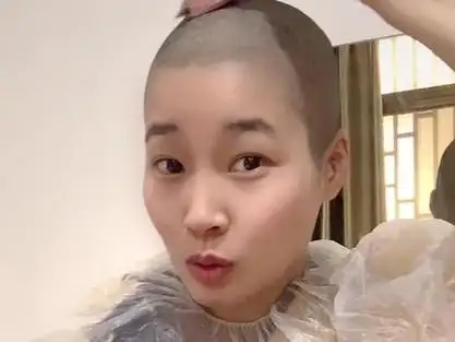 女生 给自己剃光头996902 #剪发前vs剪发后  #自己剪头发