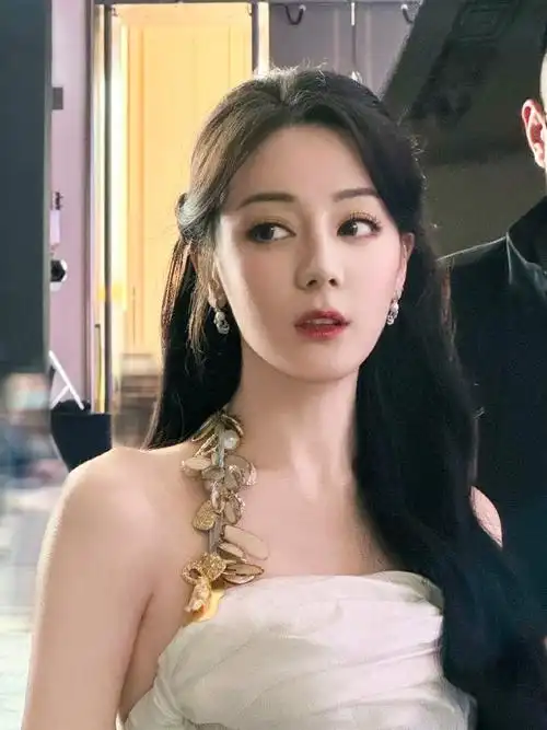 迪丽热巴新高定