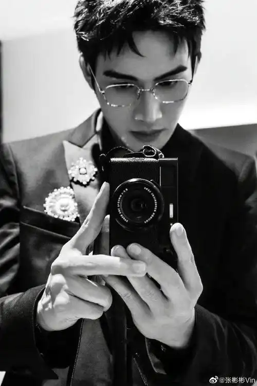 张彬彬黑白墨镜随拍##张彬彬晒墨镜随拍