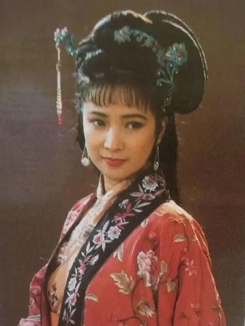 中扮演灵吉菩萨怜怜,在《红楼梦》的中饰演多情又不幸的秦可卿