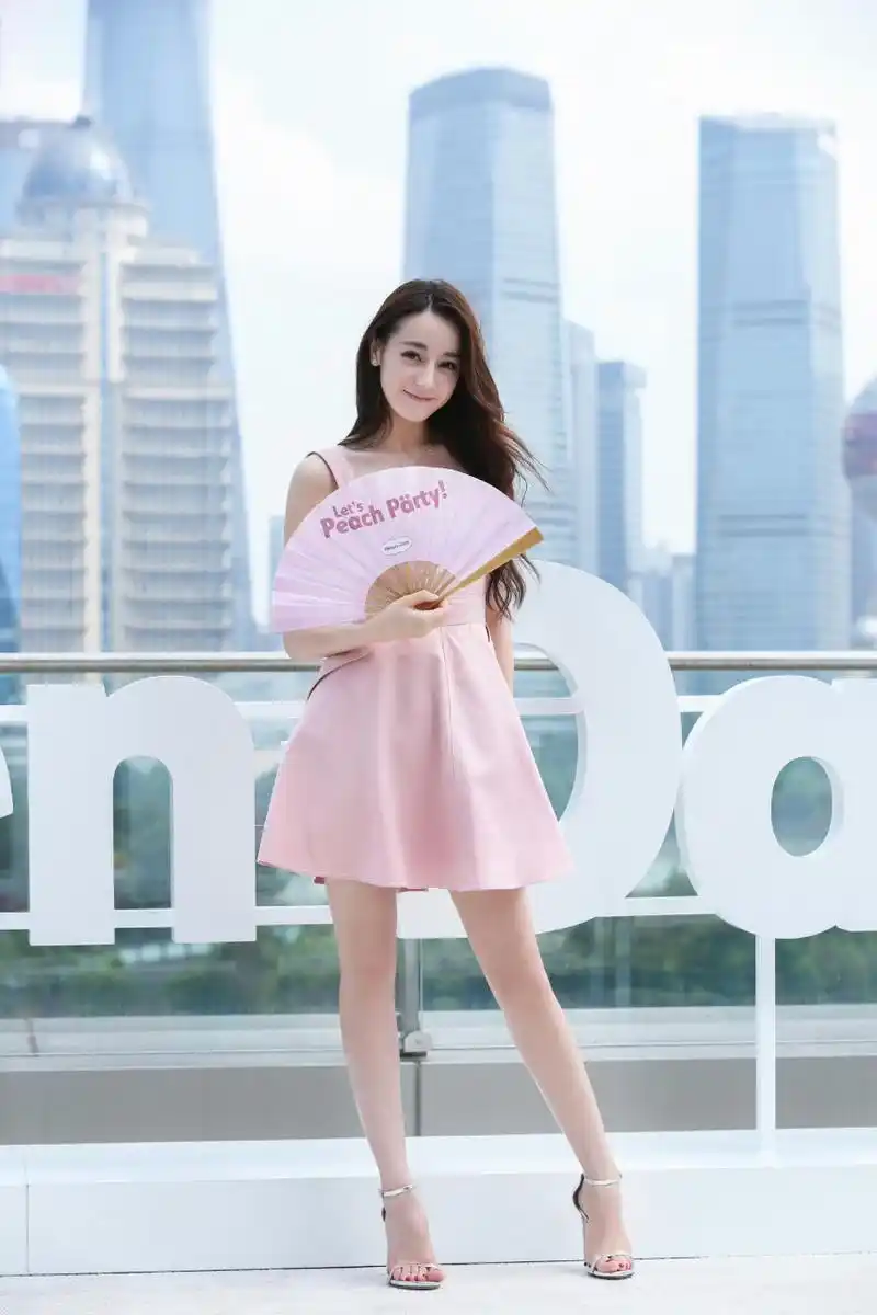 迪丽热巴一字带凉鞋  漏出美玉足