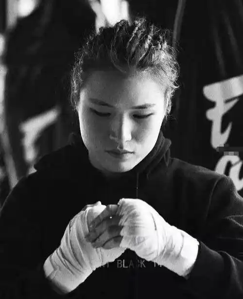 原创首位ufc中国拳王看张伟丽如何为了梦想从讲台走上八角笼